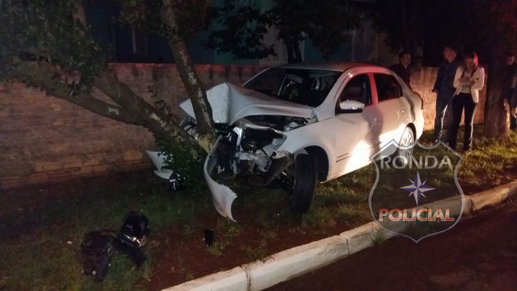 Motorista perde controle e bate carro em árvore Ronda Policial